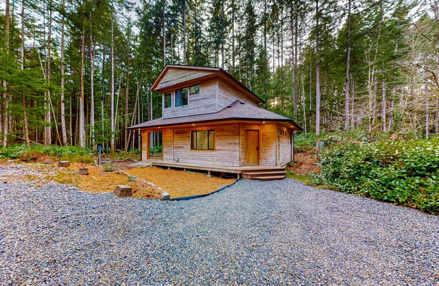 Dog-friendly quiet woodland cabin with a porch, near downtown Langley