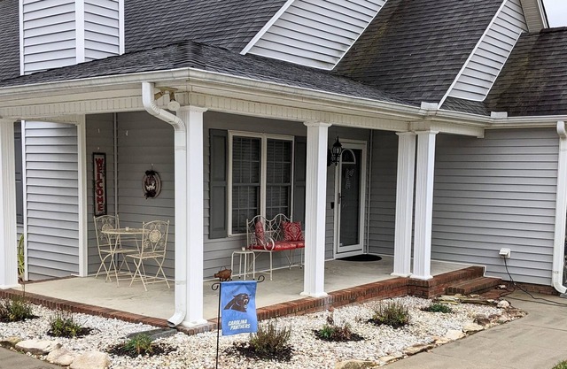 Dog Friendly, Small Town Charm, with Downtown area. Perfect for weekend getaway!