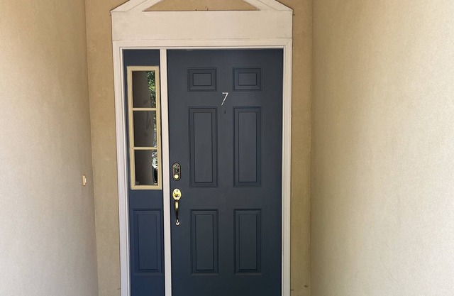 Dog friendly townhome with easy access to downtown and many businesses