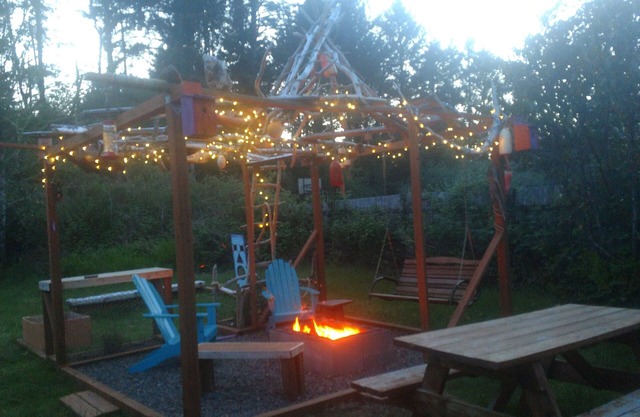 Dog/Kid Friendly-Fenced Yard-Fire Pit-Walk to Beach-Private Setting-Wifi-Updated