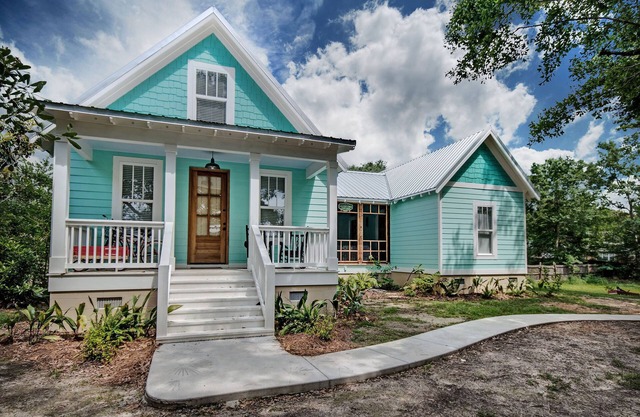 Dogtrot Cottage Near Downtown, Shearwater Pottery, and East Beach