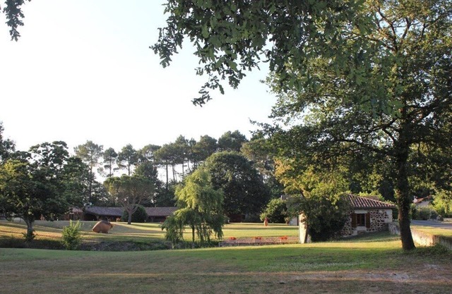 Domain 26 people, heated swimming pool, jacuzzi and sauna.