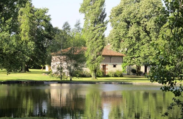 Domaine Boua de bas 2 ha fenced in exclusive use, outbuildings, swimming pool