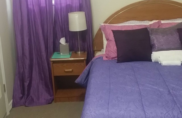 Dominique's NYC 4bedroom Crashpad*Metro* WiFi* *Bx Zoo*sleeps 8