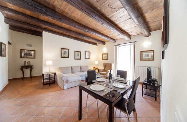 Don Paolo: a luxurious apartment in Palazzo Marigliano