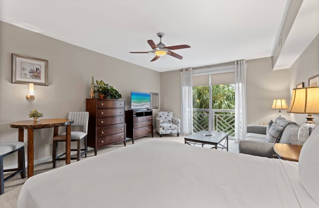 Don't Miss this one!Bahia Studio/Pool View/Walk to Village/Pool/Tram to Beach