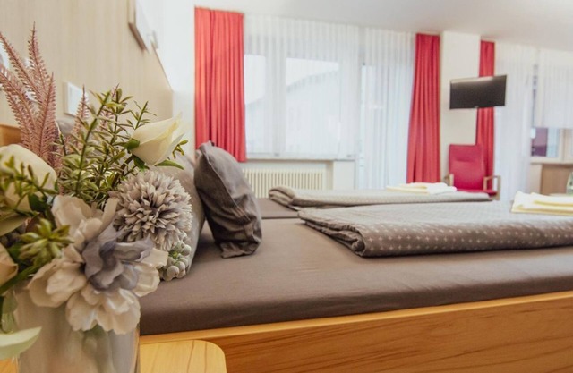 Doppelzimmer, Dusche, WC, Balkon - Green Night
