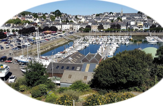 DOUARNENEZ PLEASURE PORT - EAT IN FRONT OF BOATS