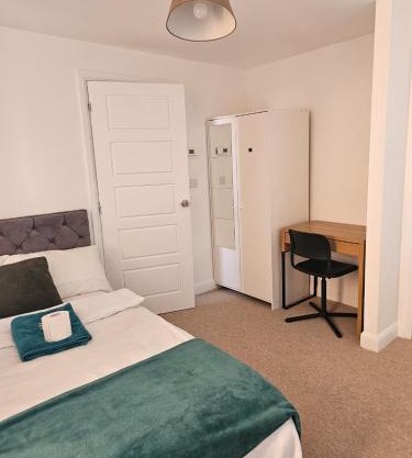 Double Bedroom in Dartford central- Private Toilet & Bathroom