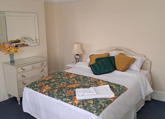 Double Room available- London Seven Kings Seven Kings Train Station