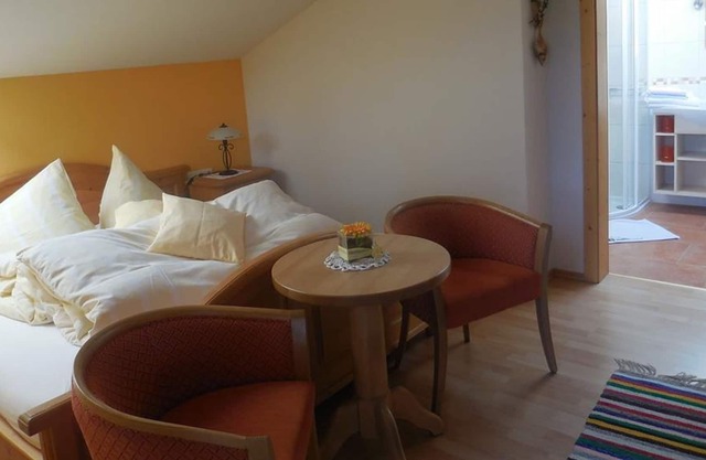 Double room red with shower, toilet - crunch yard