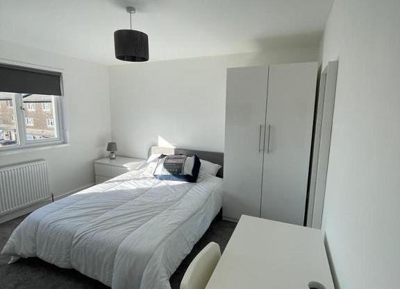 Double room with private bathroom in Basingstoke