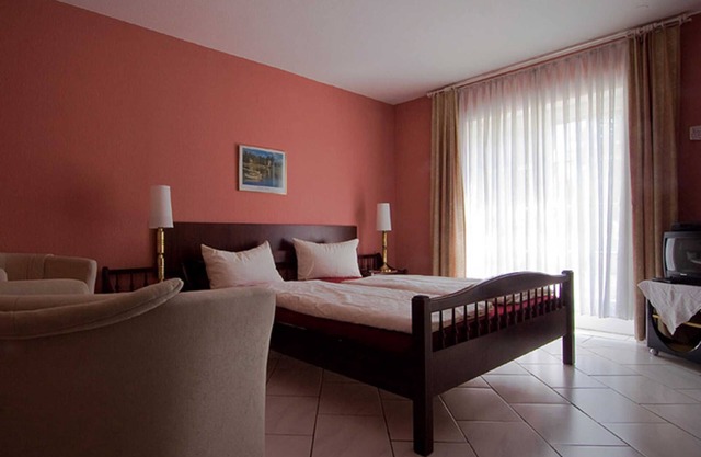 Double room with shower and toilet - Bed & Breakfast in Kippenheim R. Müller