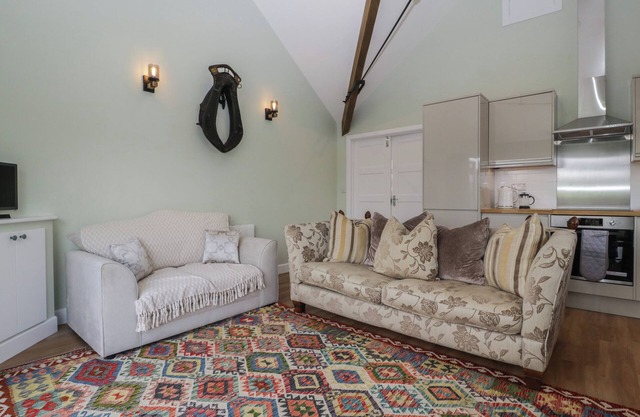 DOUBLETREE COTTAGE, pet friendly, with a garden in Mere