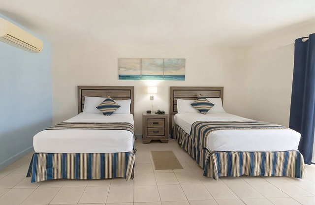 Dover Beach and Turtle Beach Tour! 4 Kid-friendly Units w/Balcony! FREE Parking