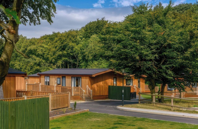 DOVESTONE LUXURY LODGES (SLEEPS 4) - PETS WELCOME in Greenfield