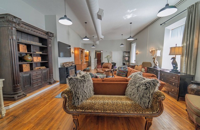 Down Town Poshy-Poshy, upscale 2 bedroom loft