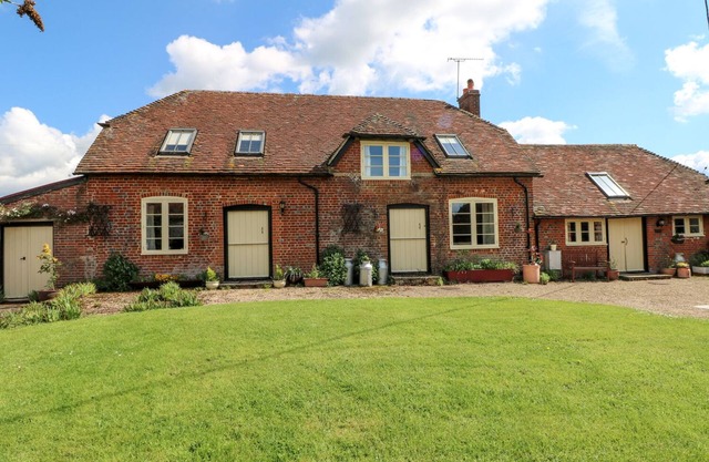 DOWNS VIEW DAIRY, pet friendly, with open fire in West Tytherley