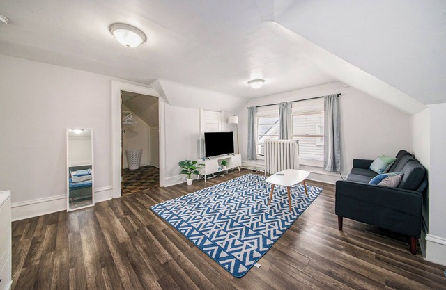 Downtown 1BR + Office - Modern Comfort & Historic Walking Streets