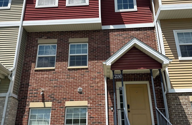 Downtown 2BD 2.5BA townhouse w/free garage parking