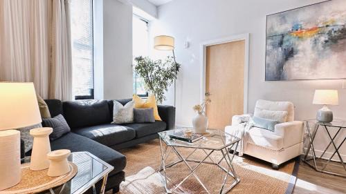 Downtown 5B2B Apt, Sleeps 10, Near PPAC & Events