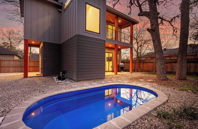 Downtown ATX - Unit B | Retreat | Pool