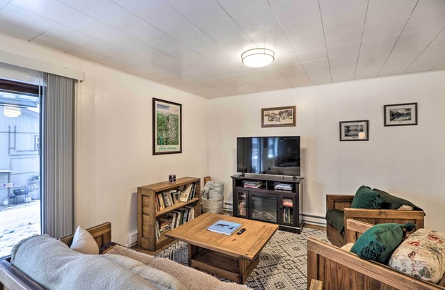 Downtown Bigfork Home w/Fire Pit, Walk to Harbor!