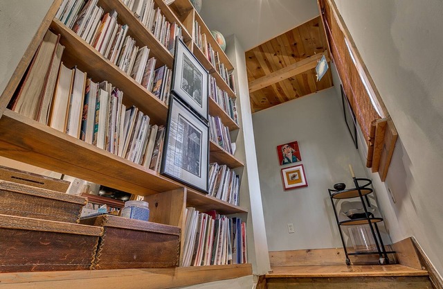 Downtown Carriage House Studio : Dream under Vaulted Ceilings
