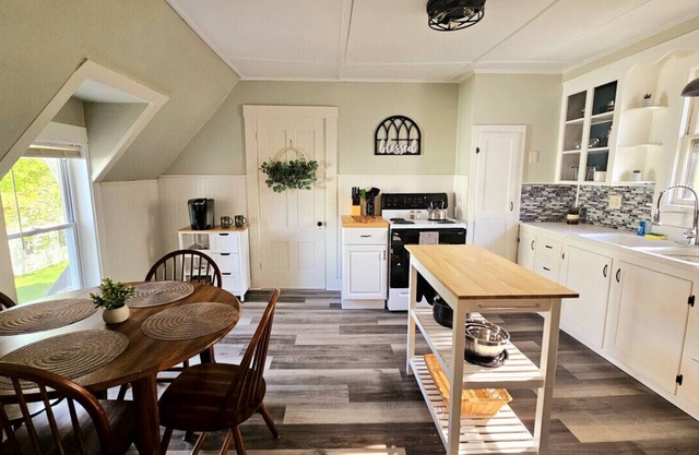 Downtown Den | Sleeps 3 | Washer/Dryer