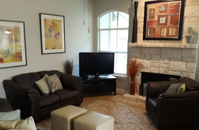 Downtown Drip Springs Bonnie Oasis 4BR 2BA