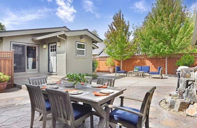 Downtown Healdsburg Wine Country Retreat