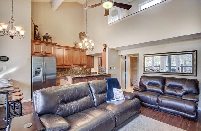 Downtown High End with Hot Tub/Pool and Slopes