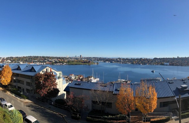 Downtown Lake Union View Condo w/ Free Garage Parking