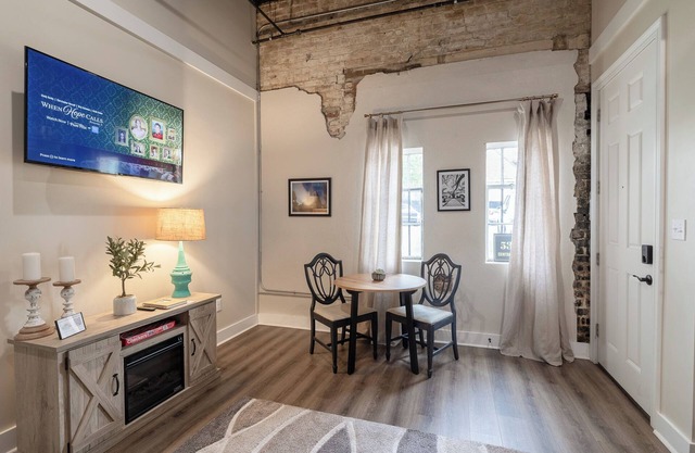 Downtown Laurel, Ground Level, No Stairs, King Bed