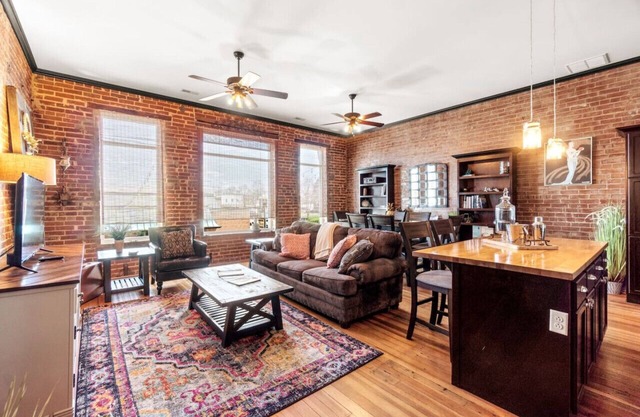 Downtown Loft w/Amazing Bath Tub & Shower