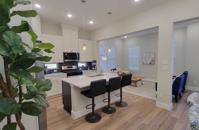 Downtown McKinney Townhouse, walking distance to the Historic District !