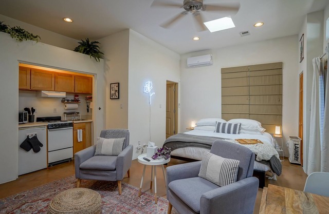 Downtown Modern Studio, centrally located