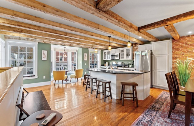 Downtown, River Views, Dining, King & Queen beds!