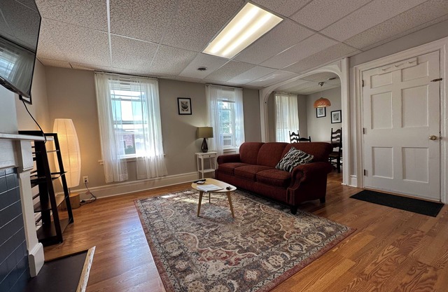 Downtown Troy Cozy, Quiet, Sunny- 1Bed - Laundry