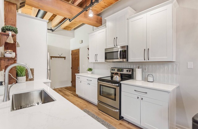 DOWNTOWN WATER VIEW PRIVATE BALCONY! 2 bedroom 1 bath w/large jacuzzi tub