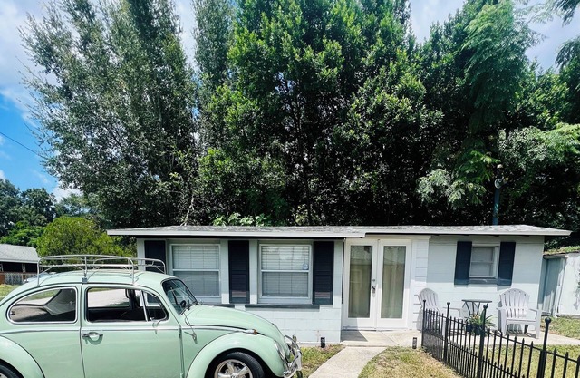 Dragonfly Cottage~Tiny Home Getaway 20-30 min from Major attractions!