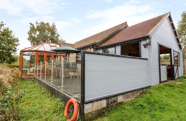 DRAGONFLY LODGE, pet friendly, country holiday cottage in Whinburgh