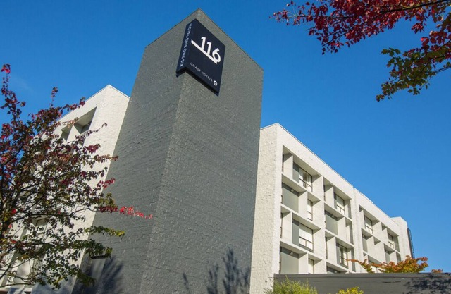 Dream Bellevue Vacation! 2 Convenient Units, Free Parking, Pool, Pets Allowed