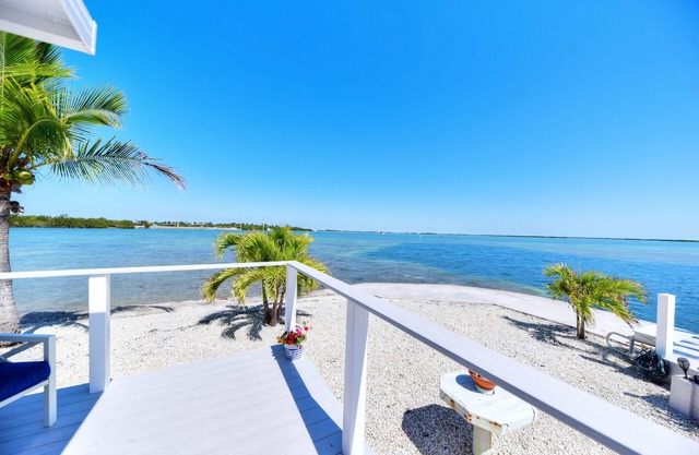 Dream vacation home with open water views, boating, pools in Geiger Key