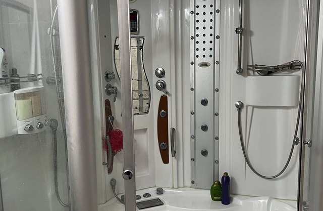 Dream Villa w a Pool, Hot tub and a Sauna behind Carrol lake