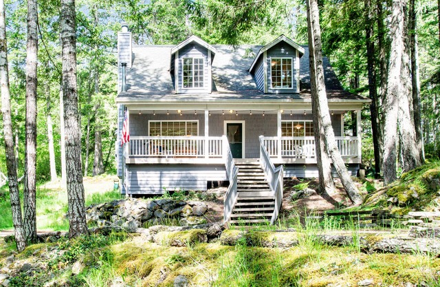 Dreamy Retreat in the Woods W/Firepit, Fireplace, Free WiFi, Large Deck & More