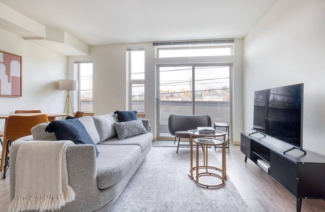 Dreamy Wallingford 1BR w/W/D & Rooftop, nr 99 & I-5, by Blueground