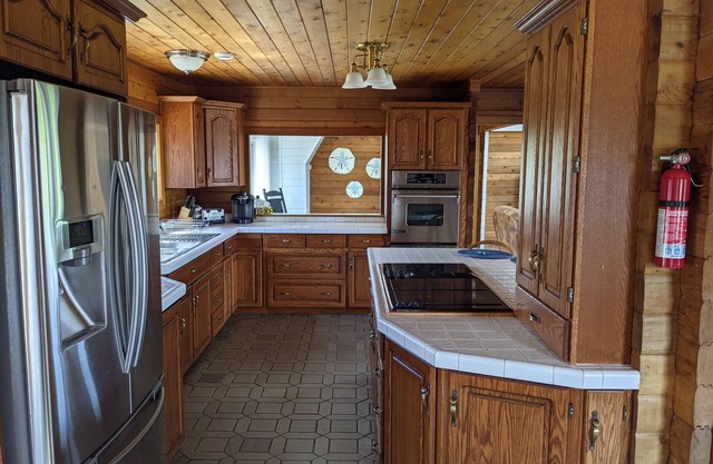 Drift Away Lodge - waterfront property with pool and hot tub