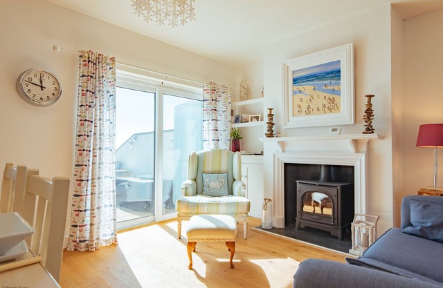 Driftwood Cottage by Bloom Stays - family friendly cottage with sea views