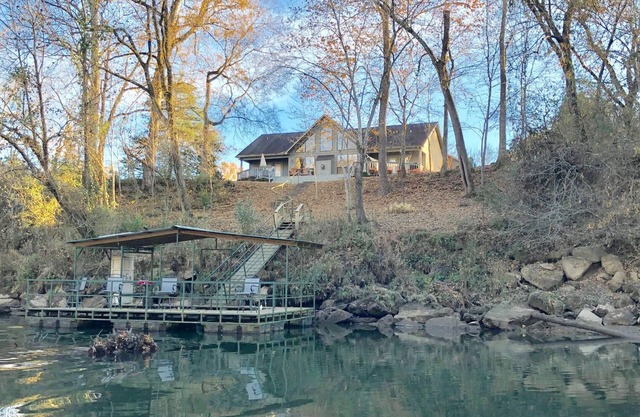 Dripping Springs Retreat ~ on The Little Red River - blazing wifi